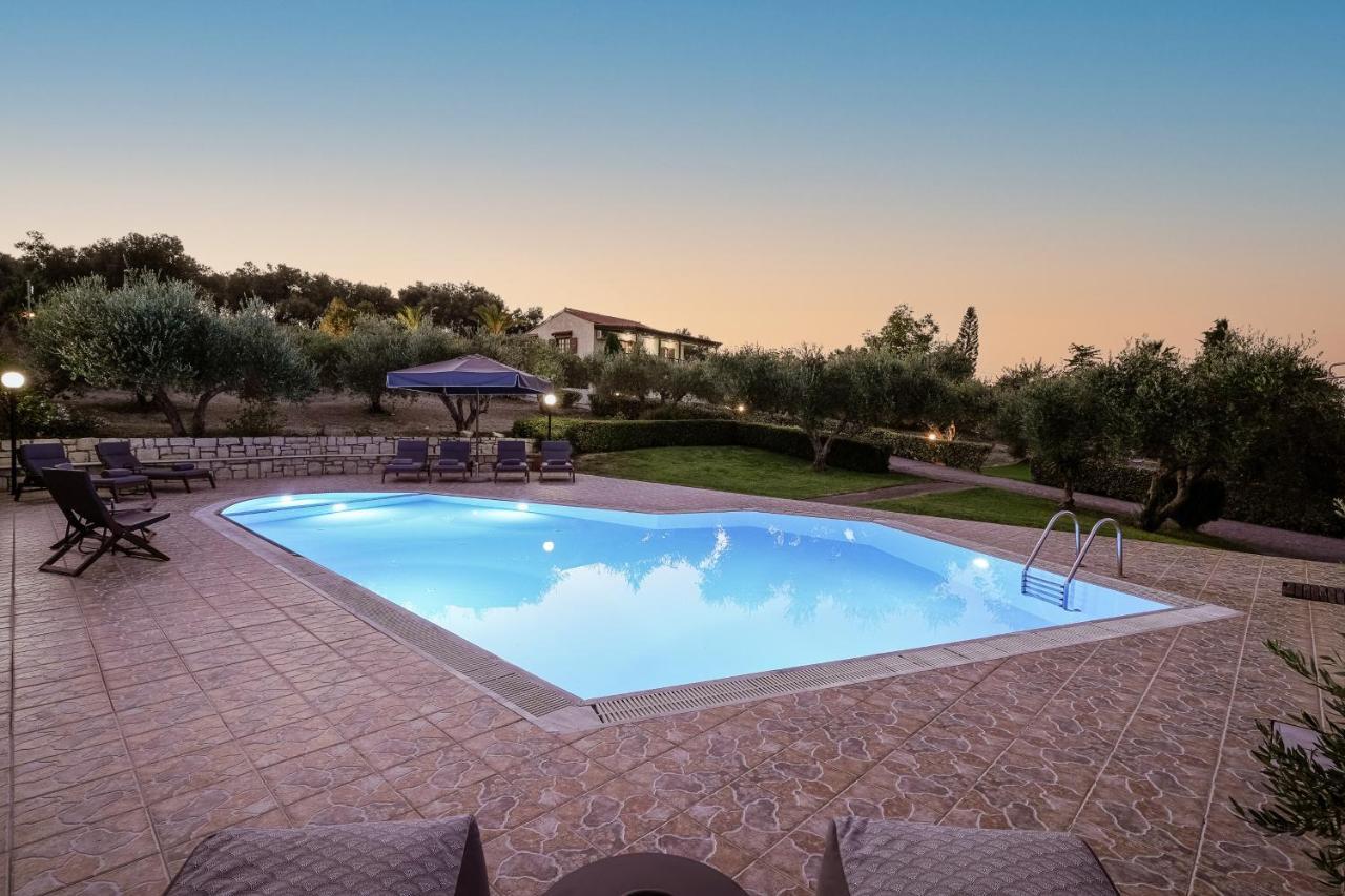 Lefkothea Villas With Large Pool, Bbq & Playground Adelianos Kampos Dış mekan fotoğraf
