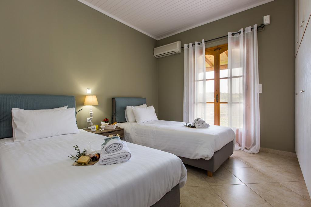 Lefkothea Villas With Large Pool, Bbq & Playground Adelianos Kampos Dış mekan fotoğraf